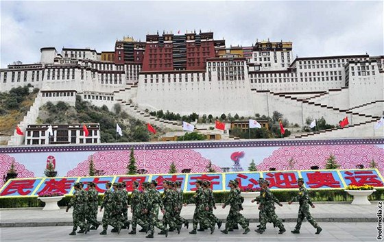 Palác Potala, legendární sídlo dalajlam, hlídají íntí policisté.