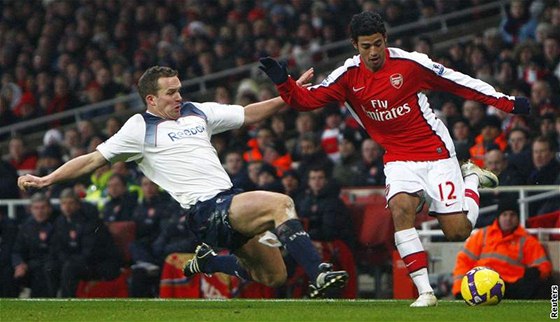 Útoník Arsenalu Carlos Vela ( s míem) v utkání proti Boltonu.