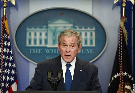 George Bush bhem své poslední tiskové konference v Bílém dom.