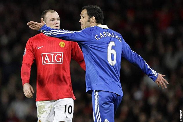 KDO S KOHO. Bude se radovat Chelsea (v modrém), nebo Manchester United?