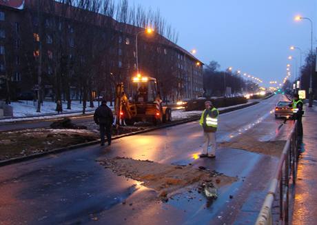 Prasklý vodovod zastavil dopravu na Patočkově ulici v Praze Břevnově. (18. ledna 2009)