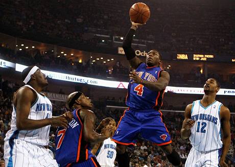 Nate Robinson z New York Knicks  stílí mezi obránci New Orleans. 