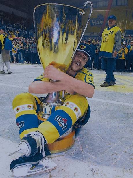 POHÁR JE NÁ. Nejvtí úspch zlínského hokeje? Bez debat titul v roce 2004. Kapitán Miroslav Okál se pímo na led nemohl nabait mistrovského poháru.