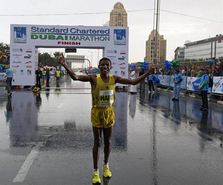 Etiopan Haile Gebrselassie, vítz Dubajského maratonu.