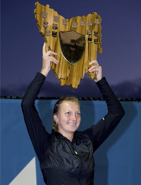 Petra Kvitová s trofejí pro vítzku turnaje v Hobartu.