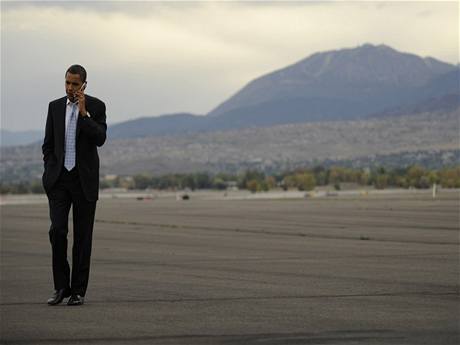 Barack Obama telefonuje pi prezidentské kampani v Nevad