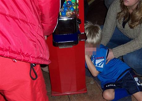 Záchrana chlapce, jeho ruku uvznil automat na kuliky