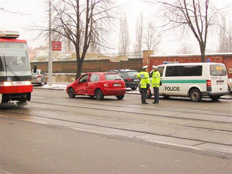 Sráka auta s tramvají ped budovou editelství MP Brno