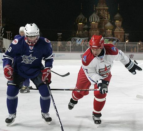 Utkání hvzd KHL: Jakub Klepi z Jágr týmu (vlevo) uniká Alexeji itnikovi z Jain týmu