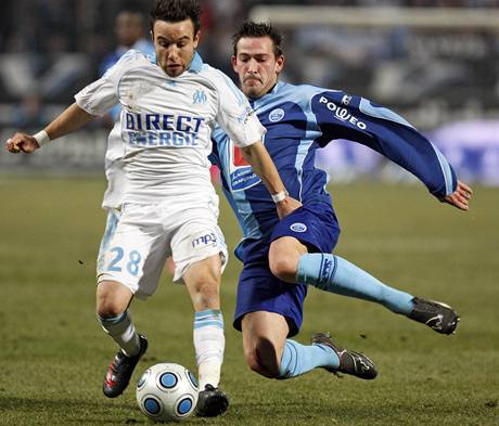 Olympique Marseille - Le Havre: domácí Mathieu Valbuena (vlevo) ped faulujícím Peterem Franquartem.