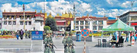 nt vojci s prsty na spouti patroluj ped Dkchangem, nejposvtnjm chrmem Tibetu. Navozuj jednoznan obraz okupovanho zem.