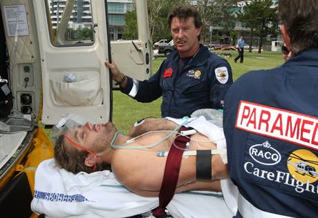 Australan Jonathon Beard je odváen do nemocnice po útoku ralokem (12. leden 2009)