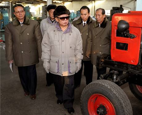 Kim Čong-il na návštěvě továrny na traktory.