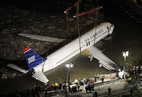 Vyzdvien letounu spolenosti US Airways, kter nouzov pistl na ece Hudson v New Yorku (18. leden 2009)