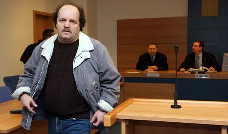 Obalovaný Vladimí Hýal u soudu. (16. 1. 2009)