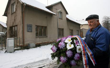 Pedseda Spolenosti Jana Palacha Lumír Horák poloil v sobotu k Palachovu rodnému domu ve Vetatech na Mlnicku kytici.