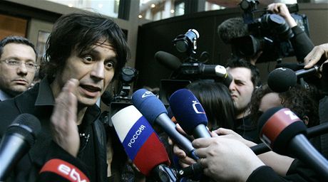 Výtvarník David erný odpovídá na dotazy noviná pi slavnostním pedstavení plastiky Entropa v Bruselu (15. ledna 2009)