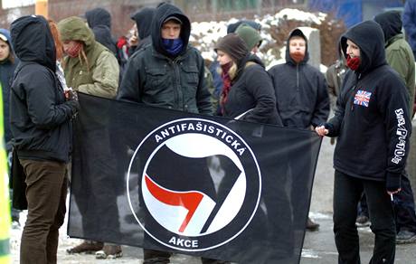 Asi 30 a 40 antifaist se selo 10. ledna v Kopivnici na Novojiínsku v souvislosti s demonstrací Dlnické strany proti nezamstnanosti a za sociální jistoty. 