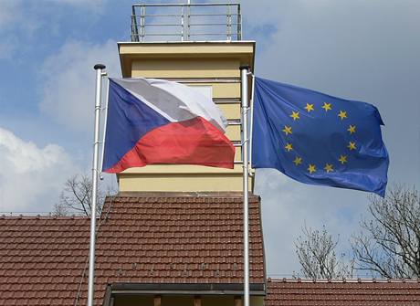 Obrácen povená vlajka EU v Praze-Kunraticích
