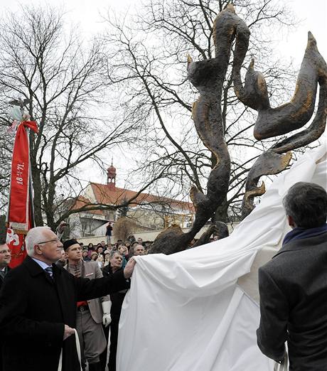 Prezident Václav Klaus odhaluje v Mlníku sochu nazvanou Pocta Janu Palachovi