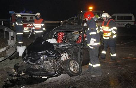 Osobní auto podle policie nedalo autobusu pednost.