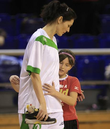 árka Kapárková s dcerou Terezkou pi svém basketbalovém angamá ve Valosunu Brno.
