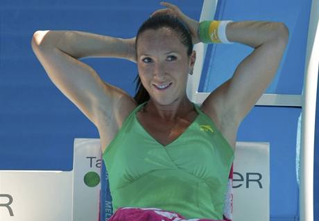 Srbská tenistka Jelena Jankoviová pi odpoinku bhem zápasu.