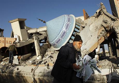 Palestinec sbr listy z Kornu pot, co Izraelsk bomby zniily meitu v Rafhu na jihu psma Gazy.