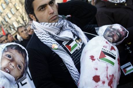 Na demonstraci proti izraelskmu zsahu v psmu Gazy dorazily v Madridu tisce lid.