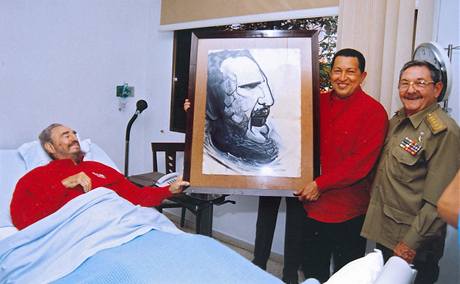 Hugo Chávez (uprosted) na návtv Fidela Castra v nemocnici v roce 2006. Doprovodil ho i Fidelv bratr Raúl (vpravo).