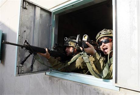 Izraelt zlonci se ve vcvikovm centru pipravuj na skuten boje v ulicch.