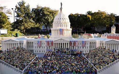 Legoland v kalifornskm Carlsbadu odhalil repliku Obamovy inaugurace.