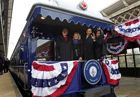 Ve Wilmingtonu si do vlaku k Baracku Obamovi pisedl viceprezident Joe Biden s manelkou.