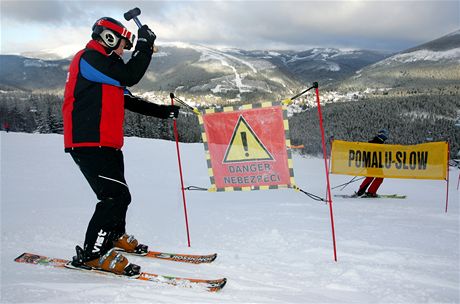 Patroly označují nebezpečná místa a pomáhají lyžařům v nouzi. Na bezohledné sjezdaře jsou krátké.