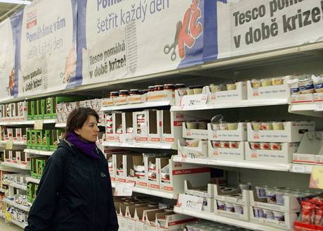 Tesco vyuívá finanní krize, láká zákazníky na slevy.