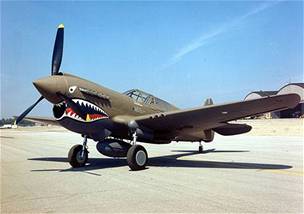 Typická malba na pídi letadel Létajících tygr (zde P-40E Warhawk)