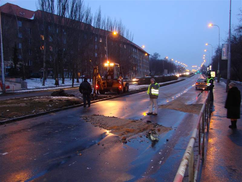 Prasklý vodovod zastavil dopravu na Patokov ulici v Praze Bevnov. (18. ledna 2009)