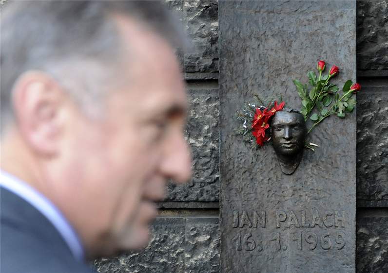 Premiér Mirek Topolánek uctil 16. ledna v Praze polo�ením kv�tiny u pam�tní desky památku Jana Palacha.