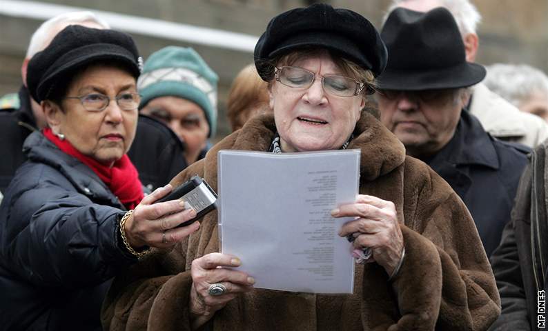 Vlasta Chramostová bhem pietního aktu u píleitosti 40. výroí sebeupálení Jana Palacha