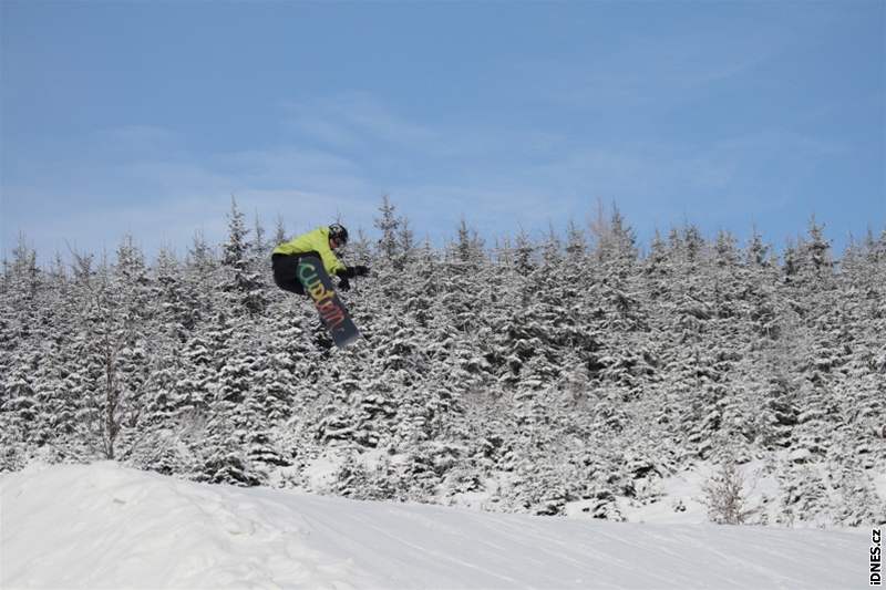 Snowboardista na  jednom ze skok snowparku lyaského areálu Bílá v Beskydech