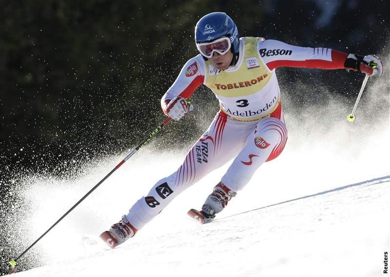 Rakouský slalomá Benjamin Raich míí za vítzstvím v obím slalomu v Adelbodenu.