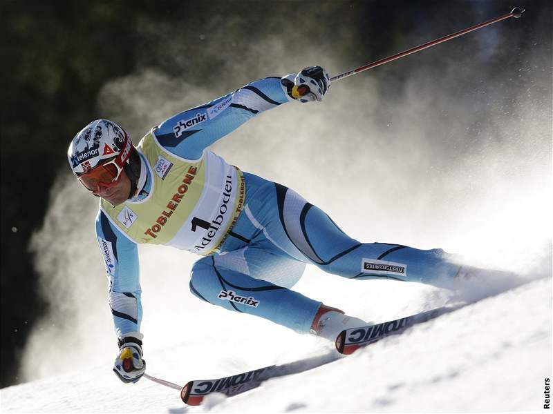 Rakouský slalomá Benjamin Raich míí za vítzstvím v obím slalomu v Adelbodenu.