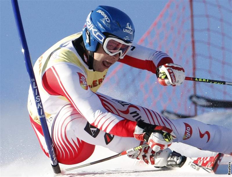 Rakouský slalomá Benjamin Raich míí za vítzstvím v obím slalomu v Adelbodenu.