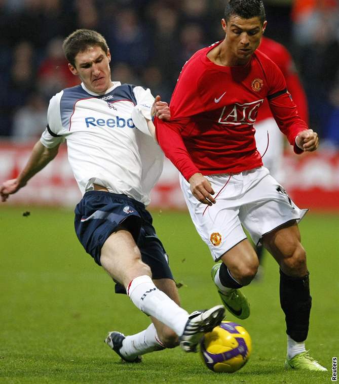 Bolton - Manchester United: domácí Chris Basham (vlevo) a Cristiano Ronaldo.