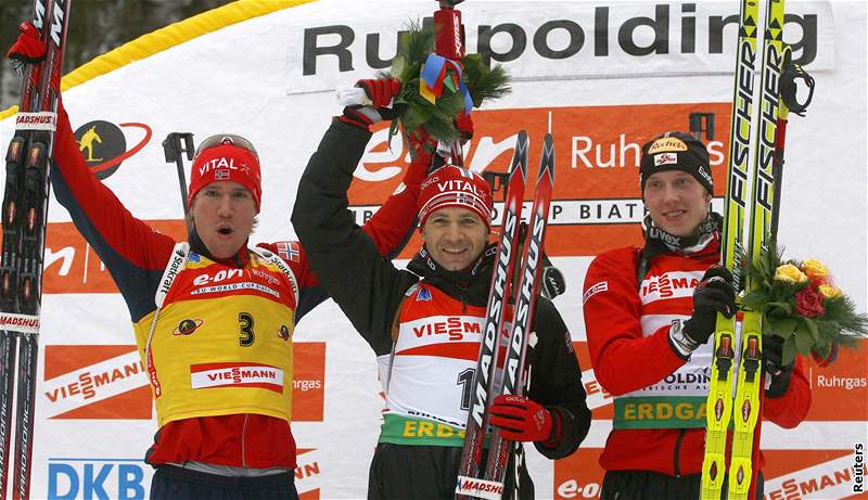 Zprava:  Emil Hegle Svendsen, Ole Einar Bjoerndalen, Dominik Landertinger 