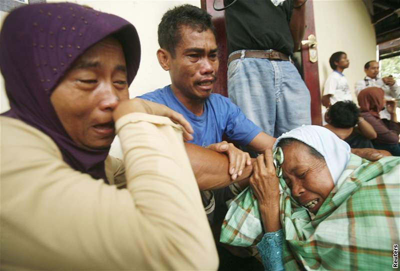 Daeng Gassing, který peil nedlní netstí indonéského trajektu. (12. leden 2009) 