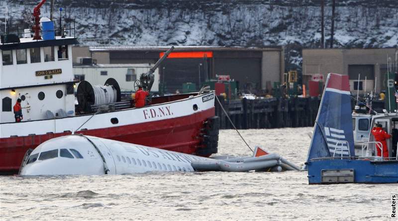 Letadlo US Airways po nouzovém pistání do eky Hudson v New Yorku (15. ledna...