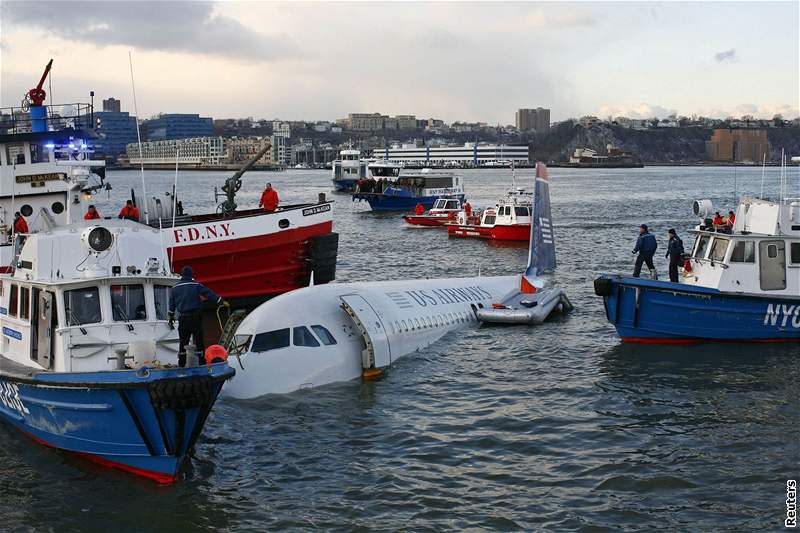 Letadlo US Airways po nouzovém pistání do eky Hudson v New Yorku (15. ledna...