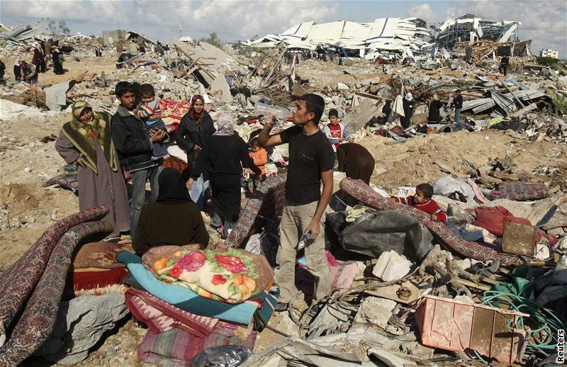 Palestinci v pásmu Gazy u svých zniených domov (18. leden 2009)