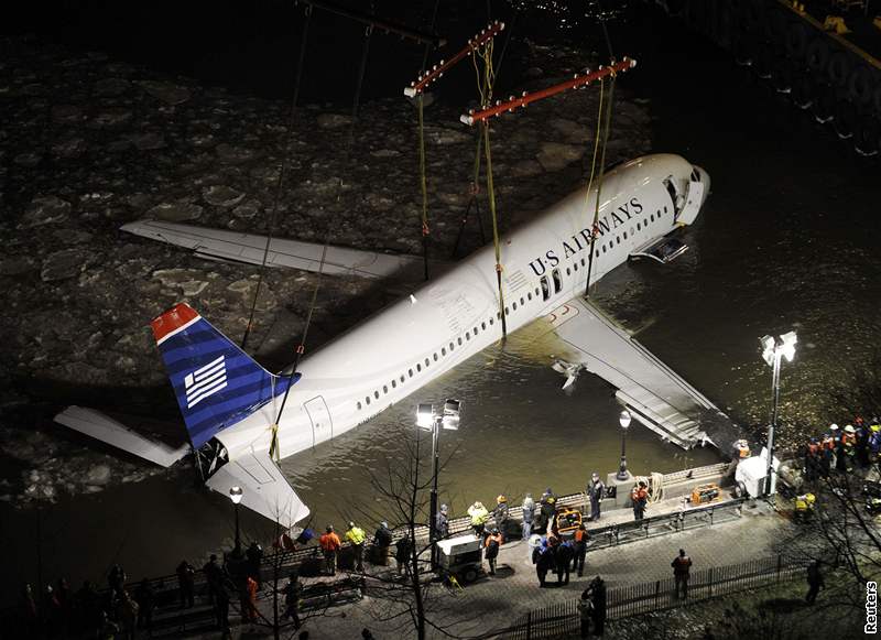 Vyzdviení letounu spolenosti US Airways, který nouzov pistál na ece Hudson v New Yorku (18. leden 2009)